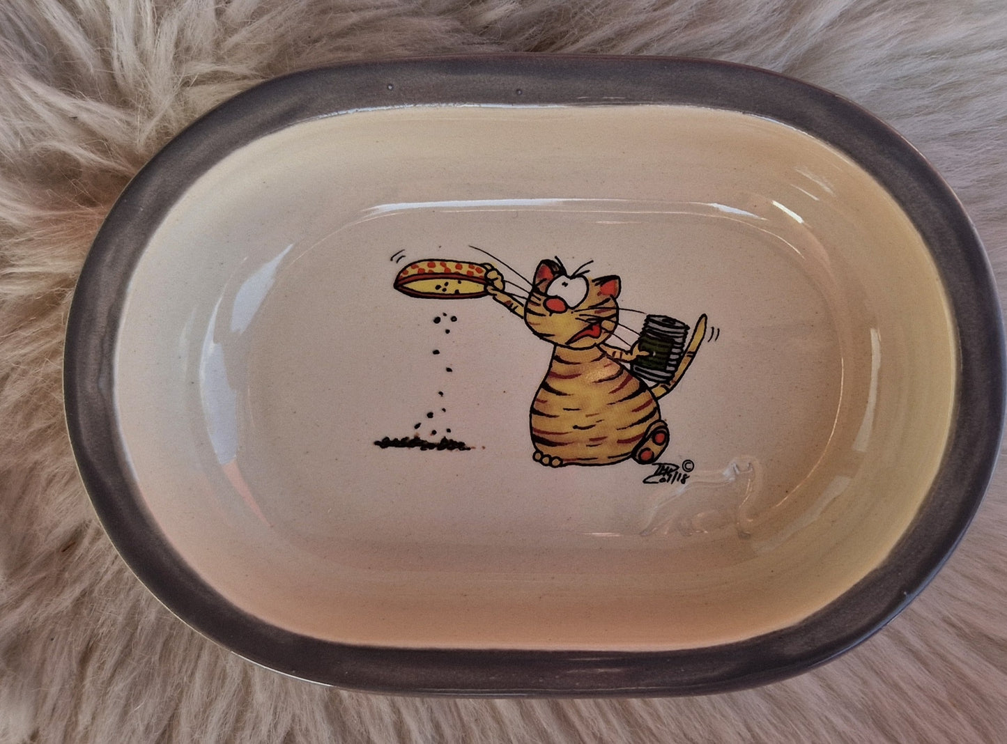 Keramik Schale für Surefeed mit Farbrand und Pucki leert Napf aus