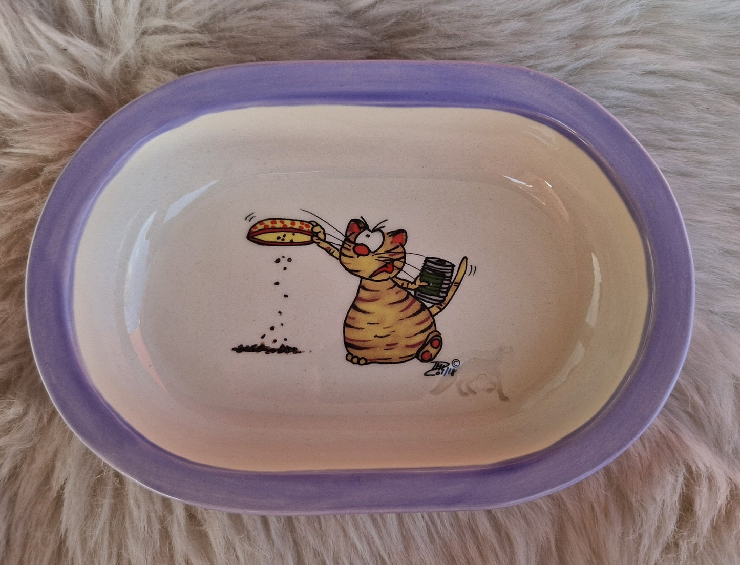 Keramik Schale für Surefeed mit Farbrand und Pucki leert Napf aus