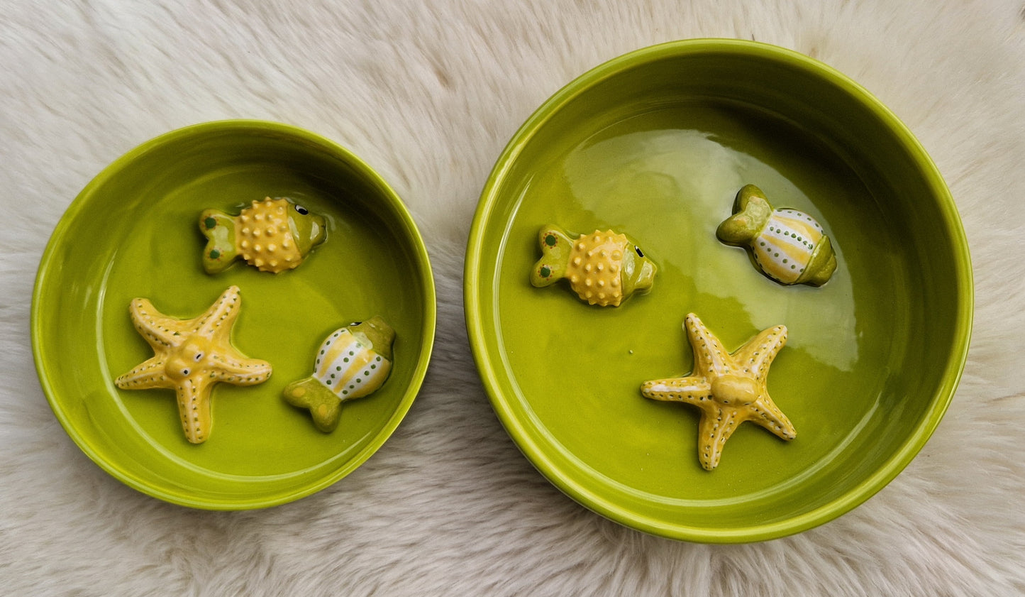 Wasserschale aus Keramik mit Fischmotiv