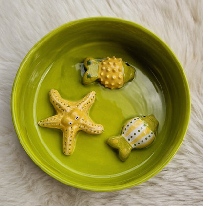 Wasserschale aus Keramik mit Fischmotiv