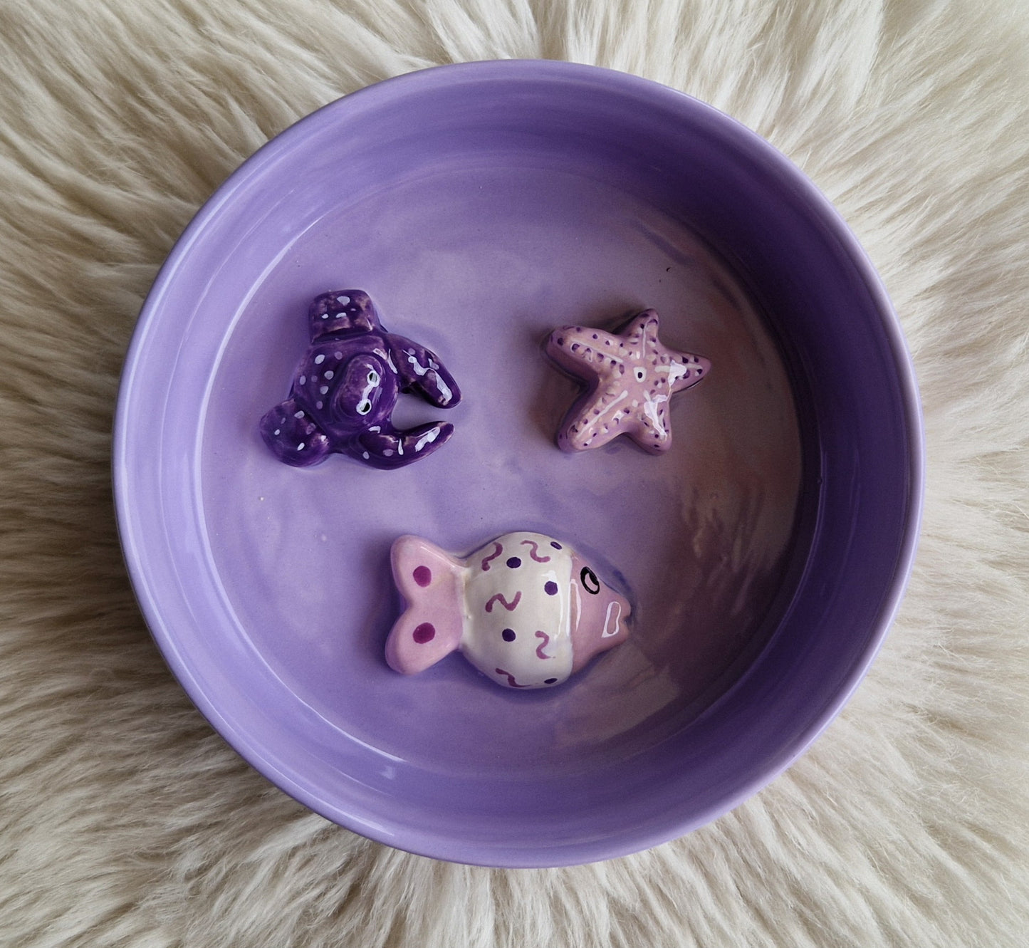 Wasserschale aus Keramik mit Fischmotiv