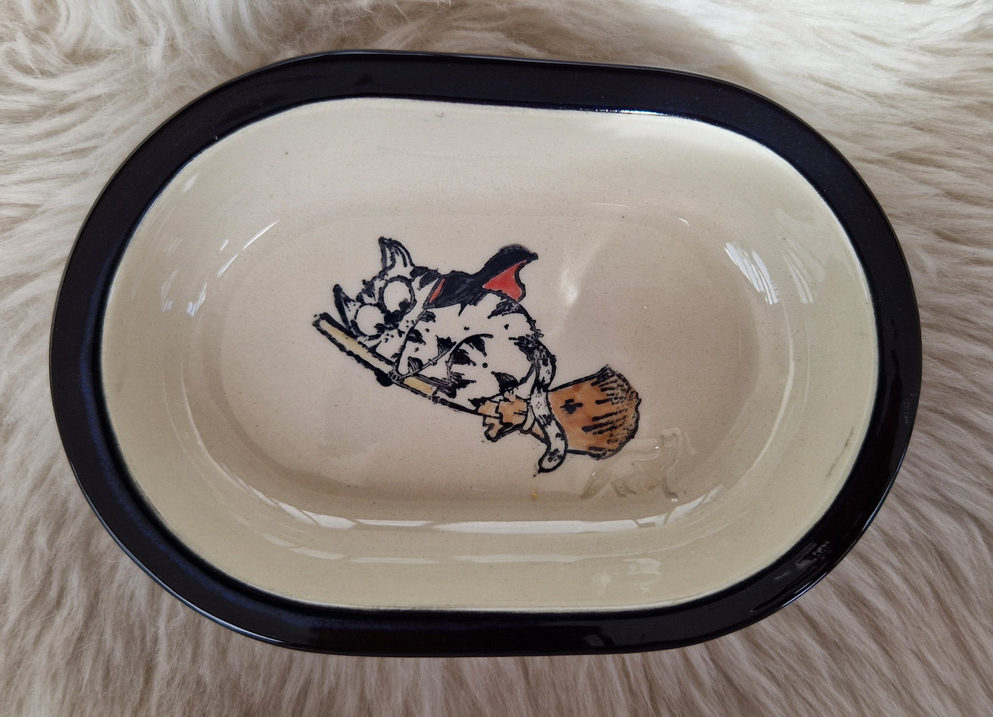 Keramik Schale für Surefeed mit Farbrand "Finn reitet auf dem Besen"