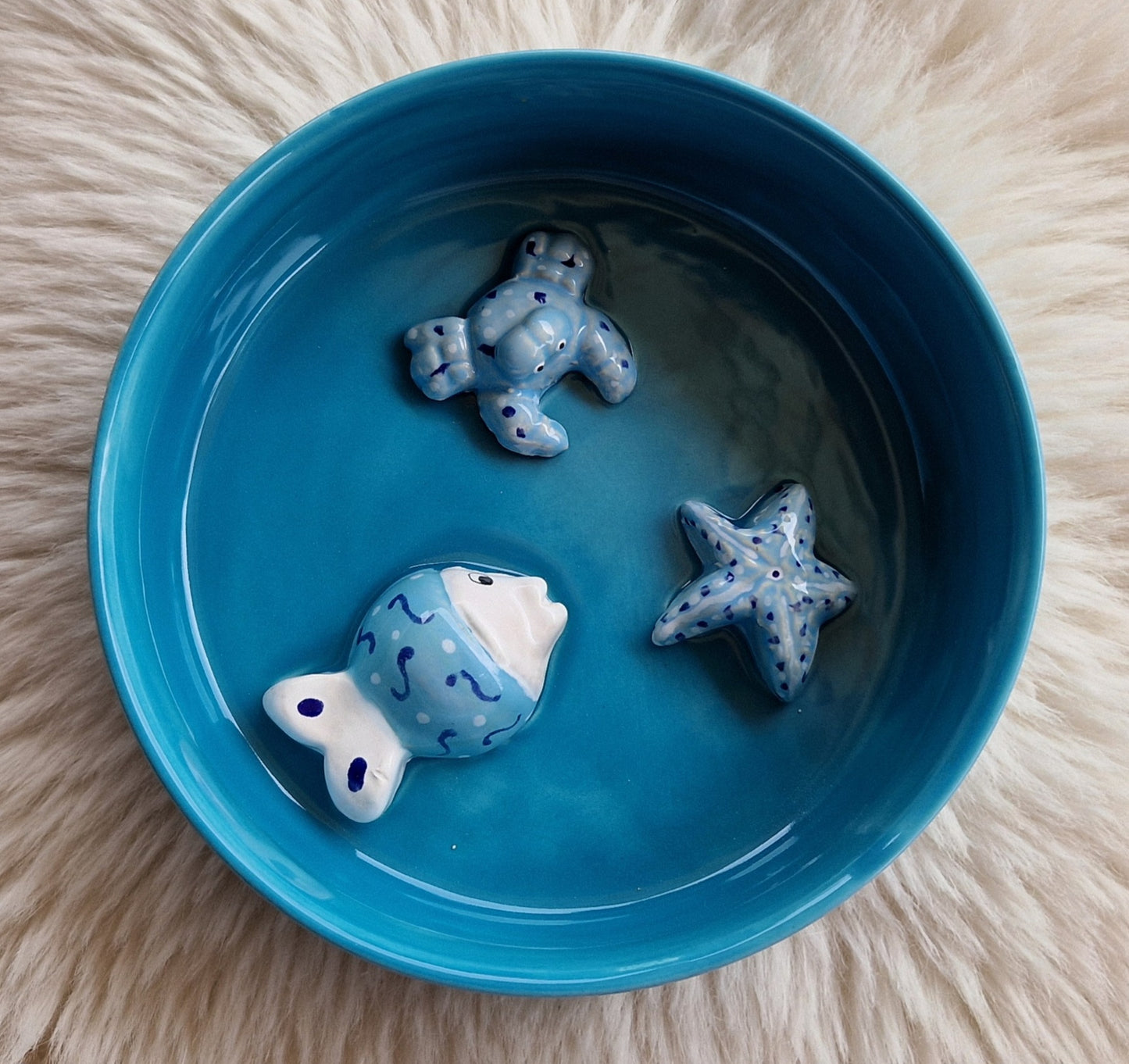 Wasserschale aus Keramik mit Fischmotiv