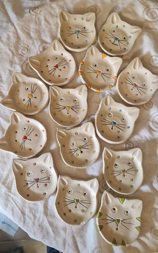 Katzenschleckteller in Katzenkopf-Form