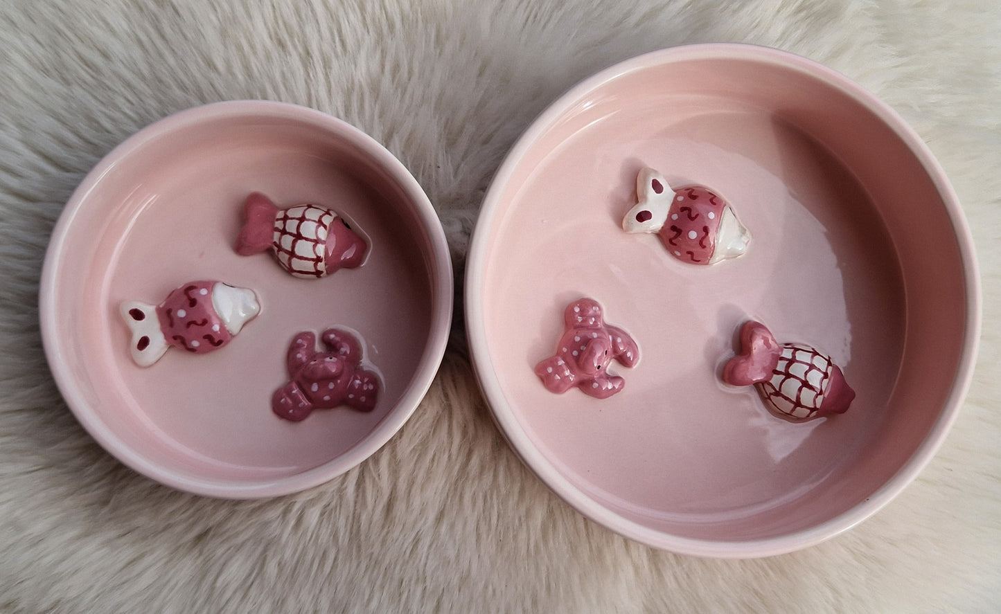 Wasserschale aus Keramik mit Fischmotiv