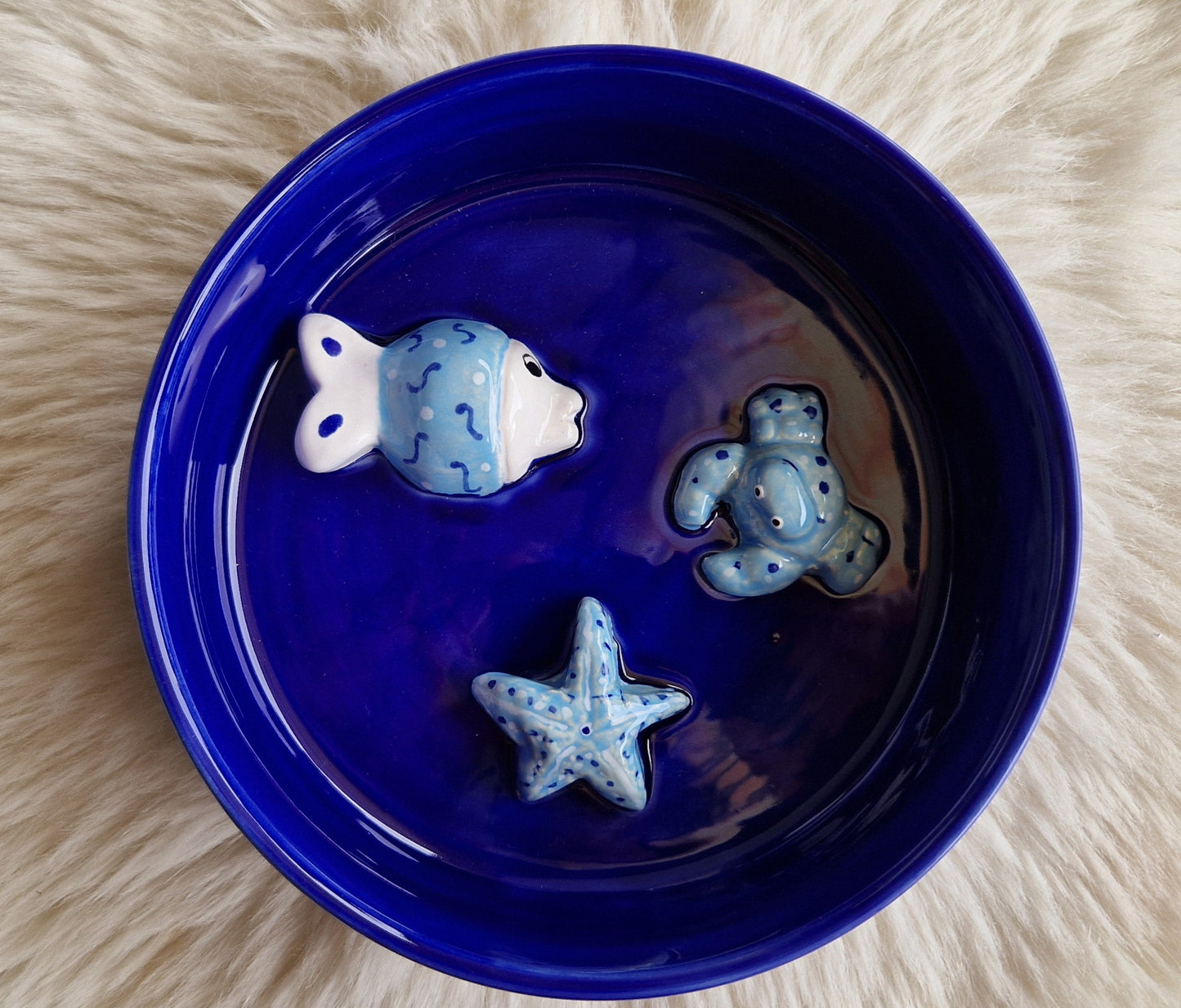 Wasserschale aus Keramik mit Fischmotiv