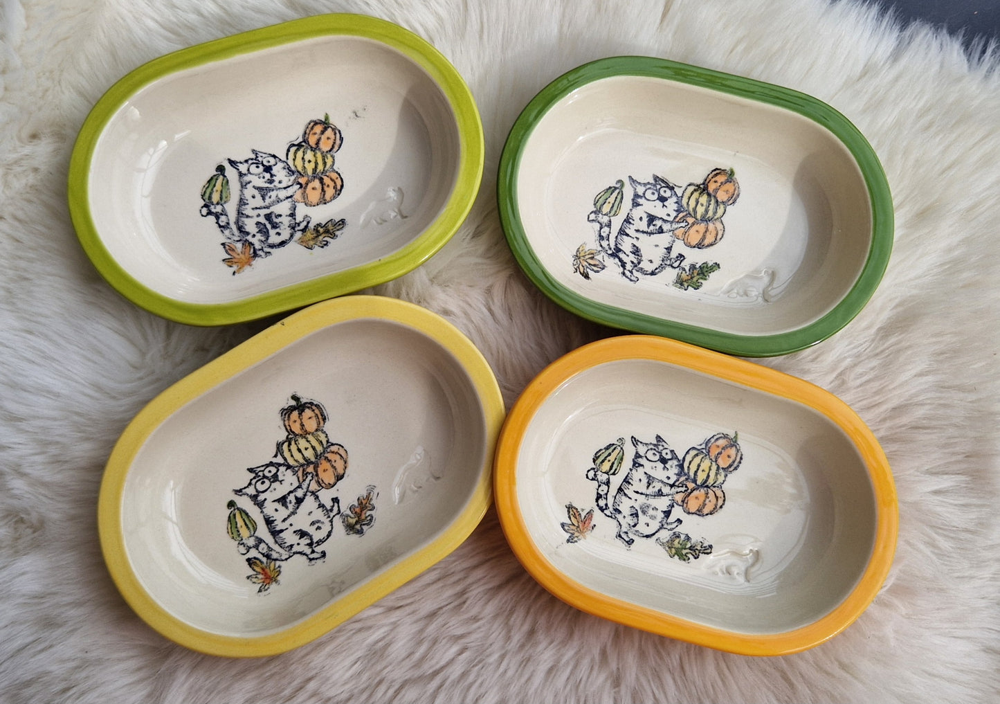 Keramik Schale für Surefeed mit Farbrand "Finn bei der Kürbisernte"